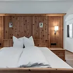 Pirchhof Inklusive Sauna בקתה *
